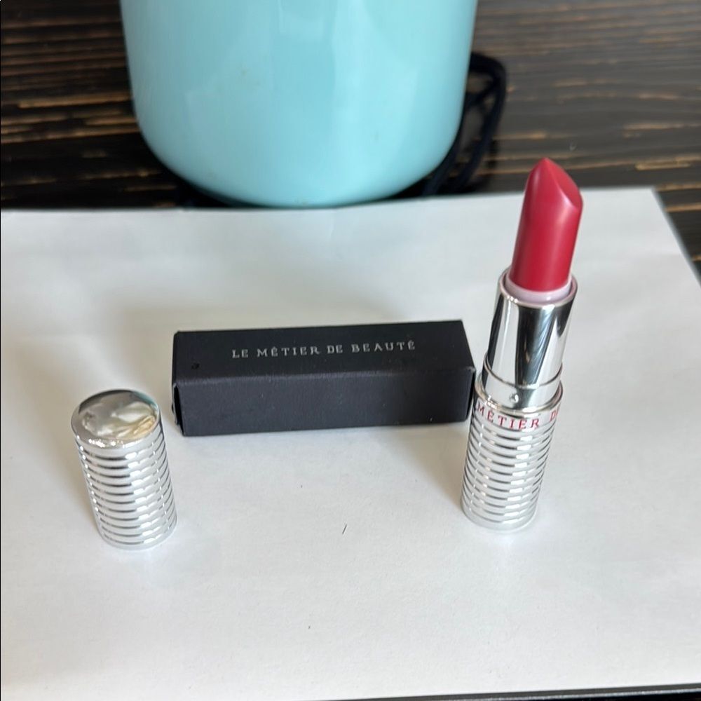 Le Métier de Beauté Hydrating Creme Lipstick in the color Rose Garnet Pink